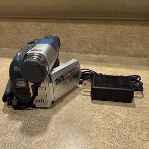 *PARTS OR REPAIR ONLY* JVC GR-D33U Mini DV Digital Camcorder Video Camera Bundle